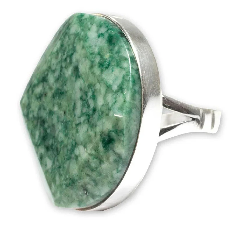 Handmade Sterling Silver 'Love's Cycles in Light Green' Jade Ring (Guatemala)